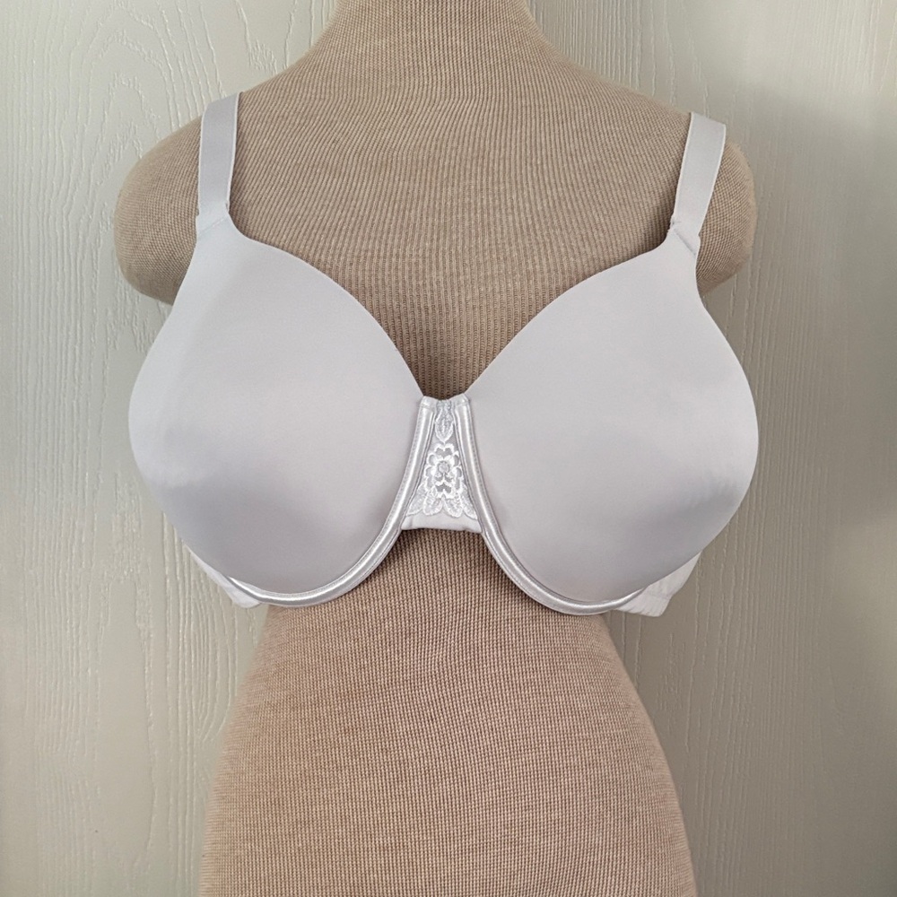 Vanity Fair Elegant Cream Bra with Lace Detail